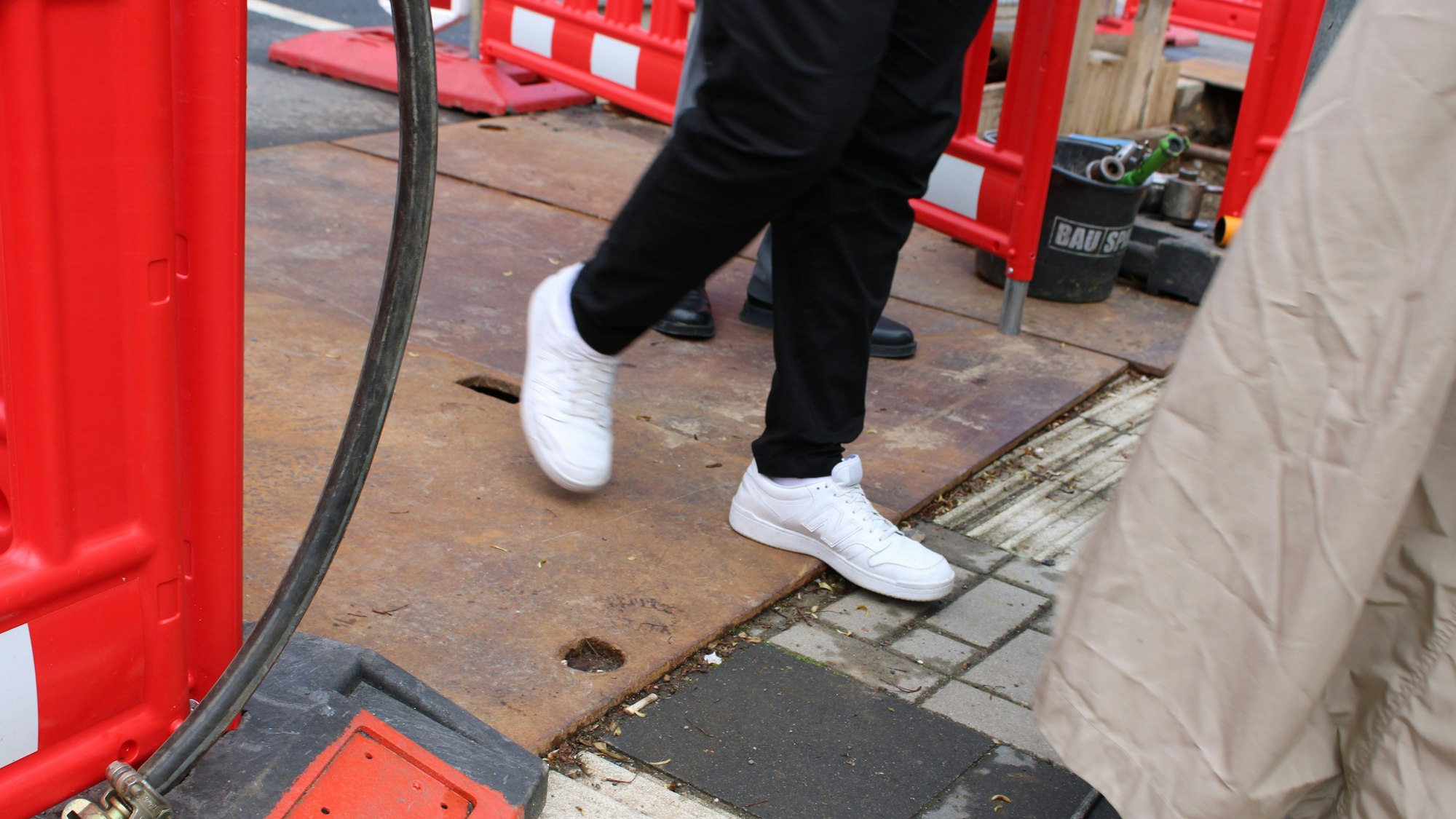 Die Baustelle zum Umbau der Querungsstraße an der Ecke Hermann-Löns-Straße/ Im Korresgarten ist rollstuhlgerecht gestaltet.