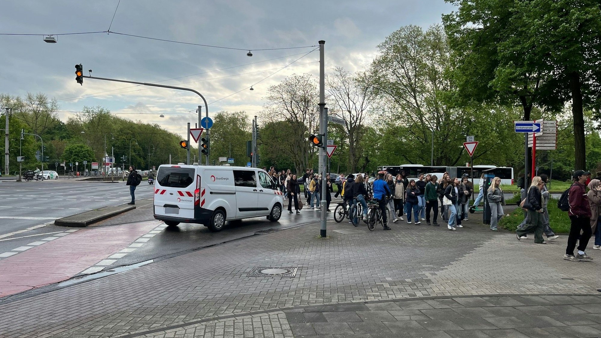 Viel los an der Kreuzung: Menschen passieren den Fußgängerüberweg.