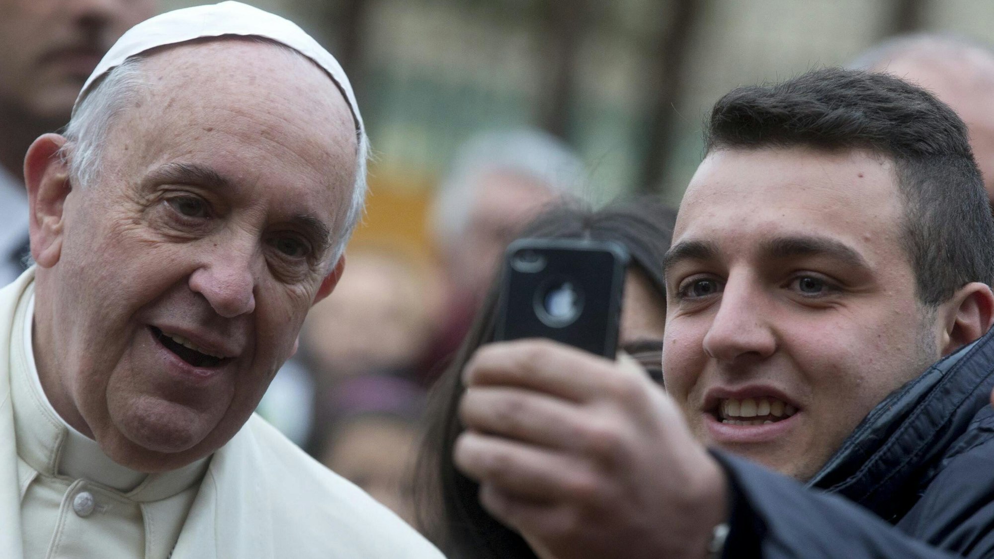 Papst Franziskus posierte gerne mit Gläubigen für Selfies.