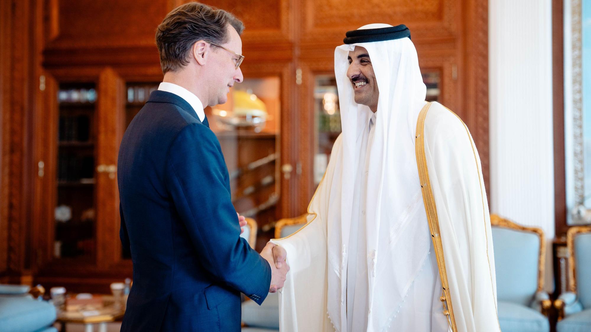 NRW-Ministerpräsident Hendrik Wüst begrüßt Scheich Tamim bin Hamad Al Thani, Emir von Katar.