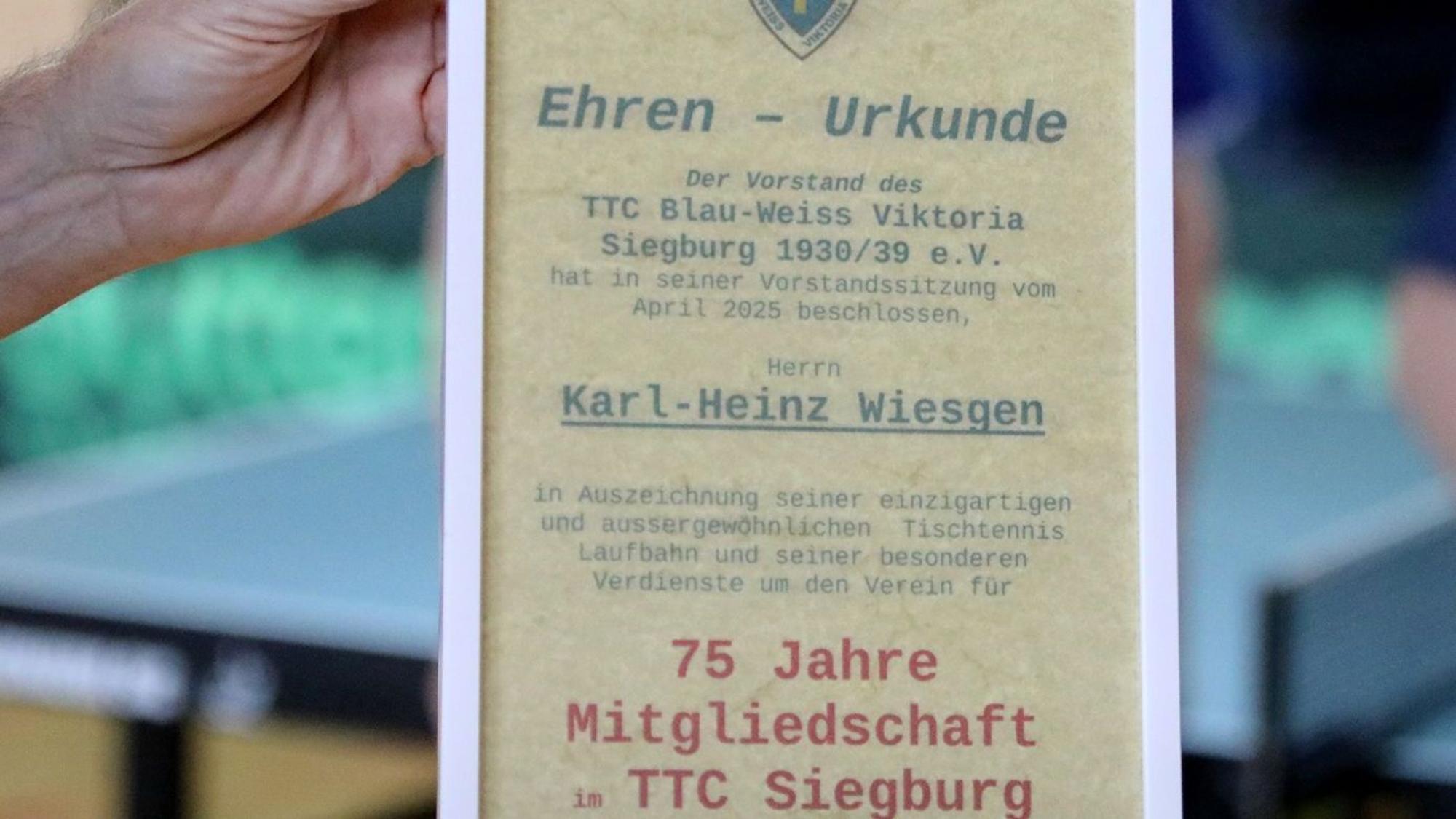 Nach 75 Jahren gab es vom TTC Blau-Weiß eine hochverdiente Urkunde.