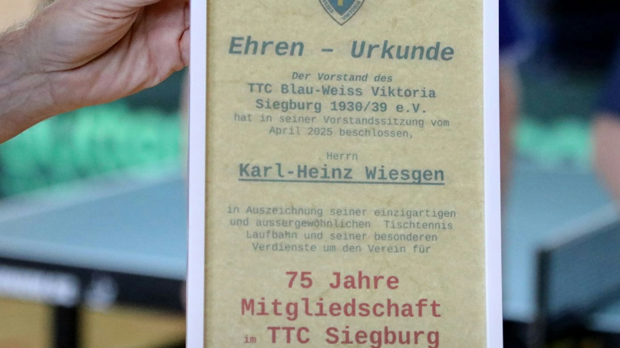 Nach 75 Jahren gab es vom TTC Blau-Weiß eine hochverdiente Urkunde.