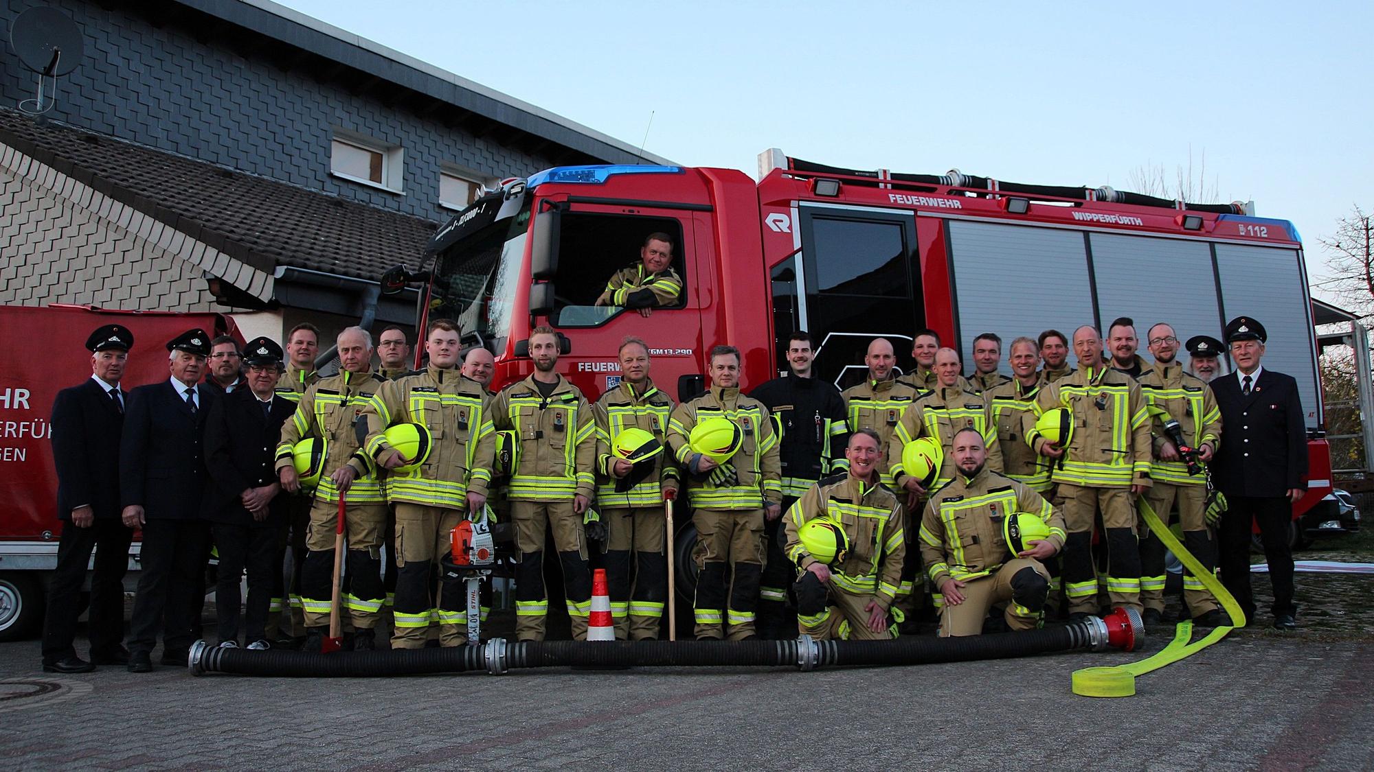 Die aktuelle Truppe der Freiwilligen Feuerwehr Egen vor dem TLF 300-Fahrzeug.