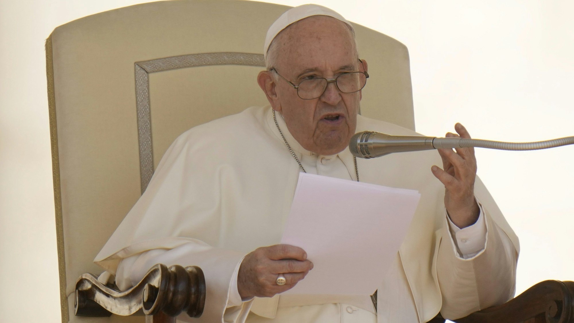 Papst Franziskus hält während einer seiner wöchentlichen Generalaudienzen im Jahr 2022 eine Ansprache an die Gläubigen auf dem Petersplatz in Rom.