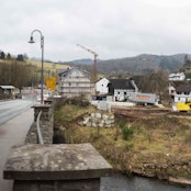 Baustellen und Baumaschinen prägen den Anblick des Ortes Schuld an der Ahr.