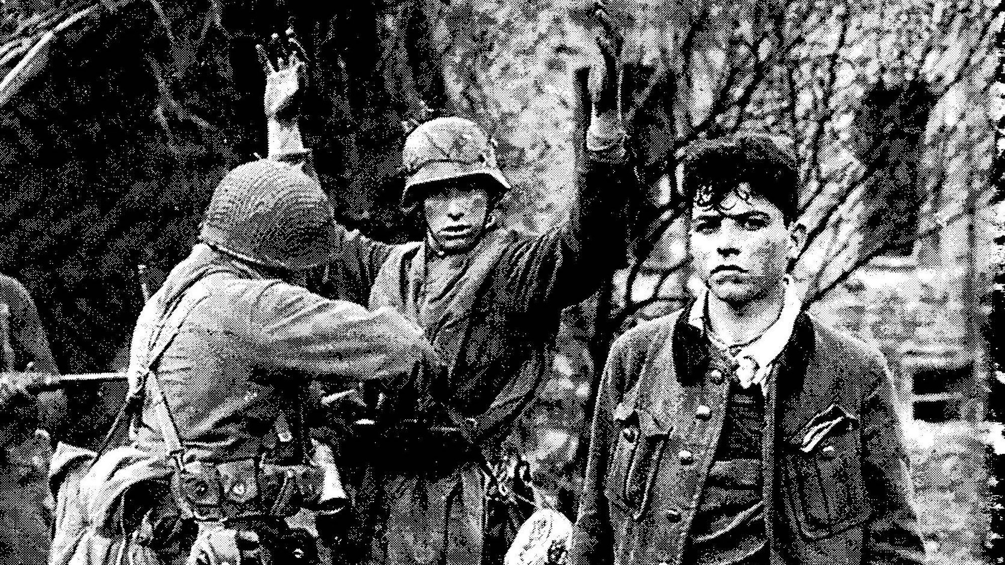 Zu sehen sind Soldaten auf einem Foto vom Ende des Zweiten Weltkriegs.