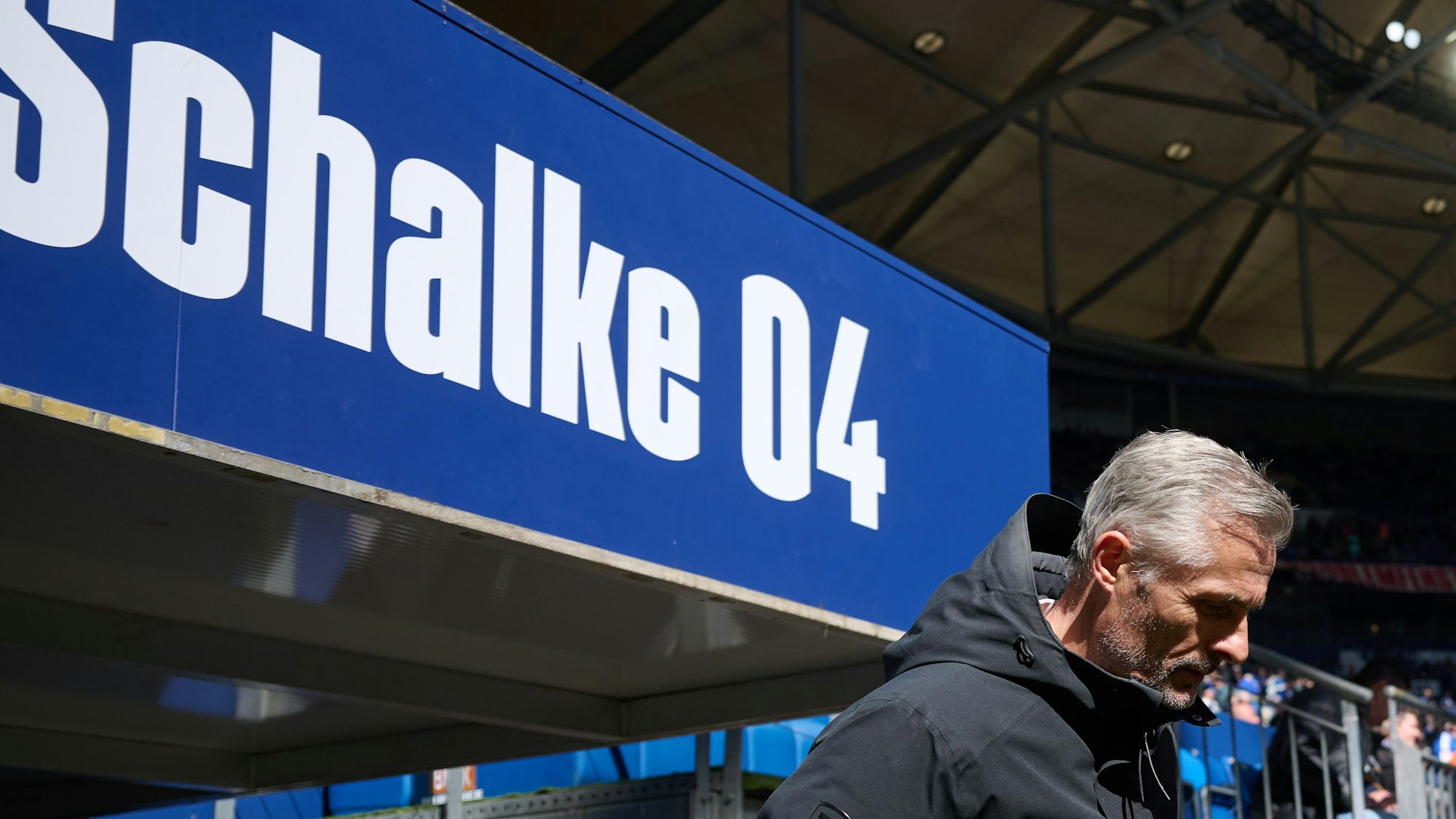 Schalkes Trainer Kees van Wonderen kommt vor dem Spiel aus dem Spielertunnel.