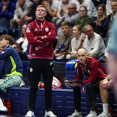 Gudjon Valur Sigurdsson steht nachdenklich an der Seitenlinie