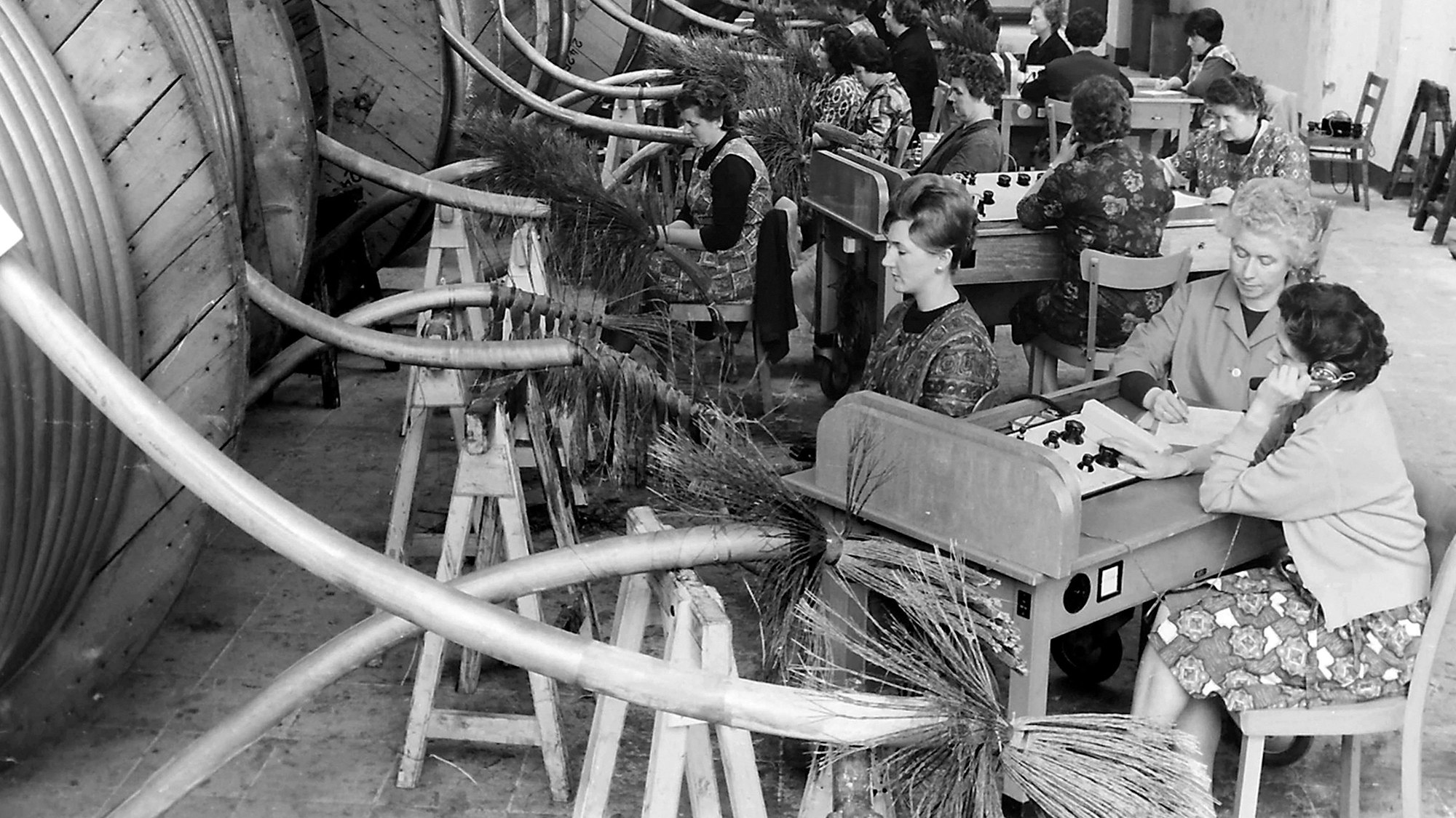 Felten & Guilleaume, Köln: Erst relativ spät wurden im Carlswerk auch Frauen eingestellt. Im April 1895 ließen sich 91 Arbeiterinnen unter 2857 Arbeitern nachweisen.