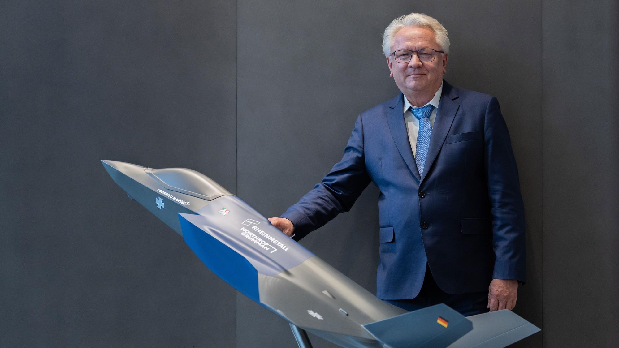 Armin Papperger, Vorstandvorsitzender der Rheinmetall AG, steht nach der Bilanzpressekonferenz hinter einem Modell einer Lockheed Martin F-35A in der Konzernzentrale in Düsseldorf. Rheinmetall liefert in Kooperation mit Northrop Grumman den Rumpfmittelteil.