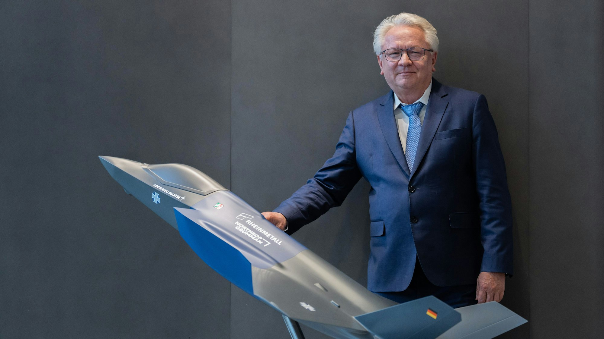 Armin Papperger, Vorstandvorsitzender der Rheinmetall AG, steht nach der Bilanzpressekonferenz hinter einem Modell einer Lockheed Martin F-35A in der Konzernzentrale in Düsseldorf. Rheinmetall liefert in Kooperation mit Northrop Grumman den Rumpfmittelteil.