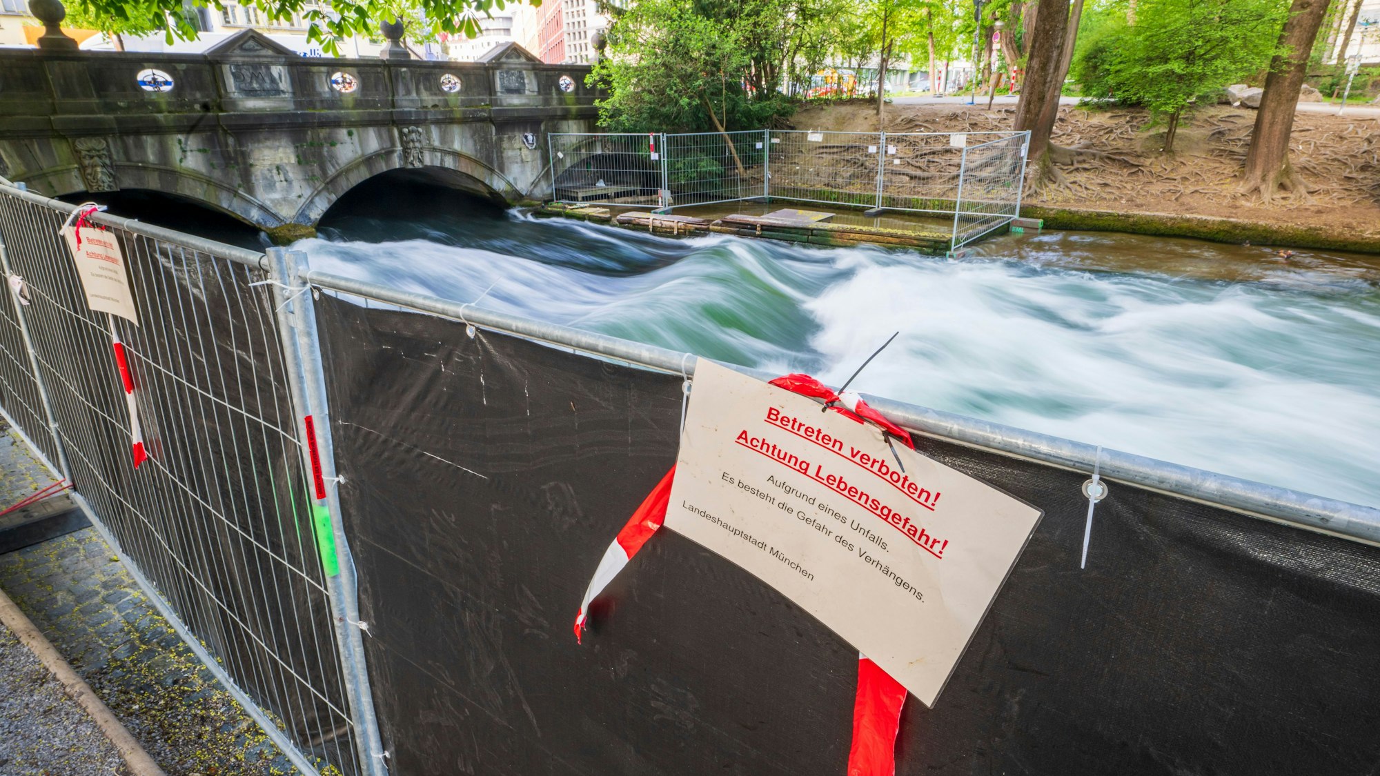 Nach einem schweren Surfunfall erwägen die Behörden, zur Ermittlung der Unglücksursache die Münchner Eisbachwelle zeitweise trockenzulegen.