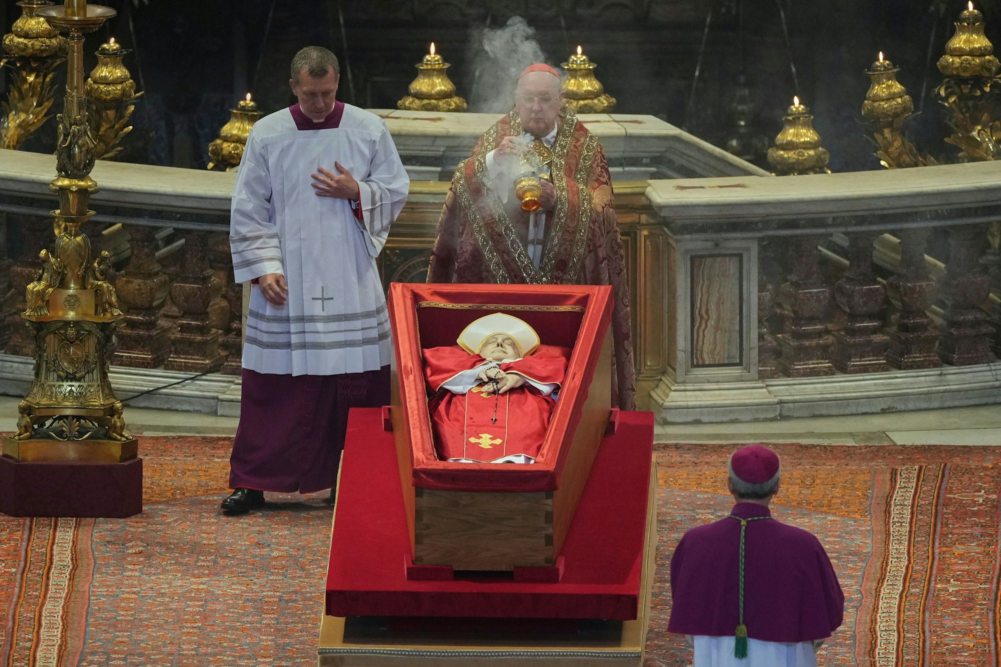 Kardinal Camerlengo Kevin Joseph Farrell verteilt Weihrauch um den Leichnam von Papst Franziskus im Petersdom, wo dieser drei Tage lang in einem einfachen Holzsarg aufgebahrt sein wird.