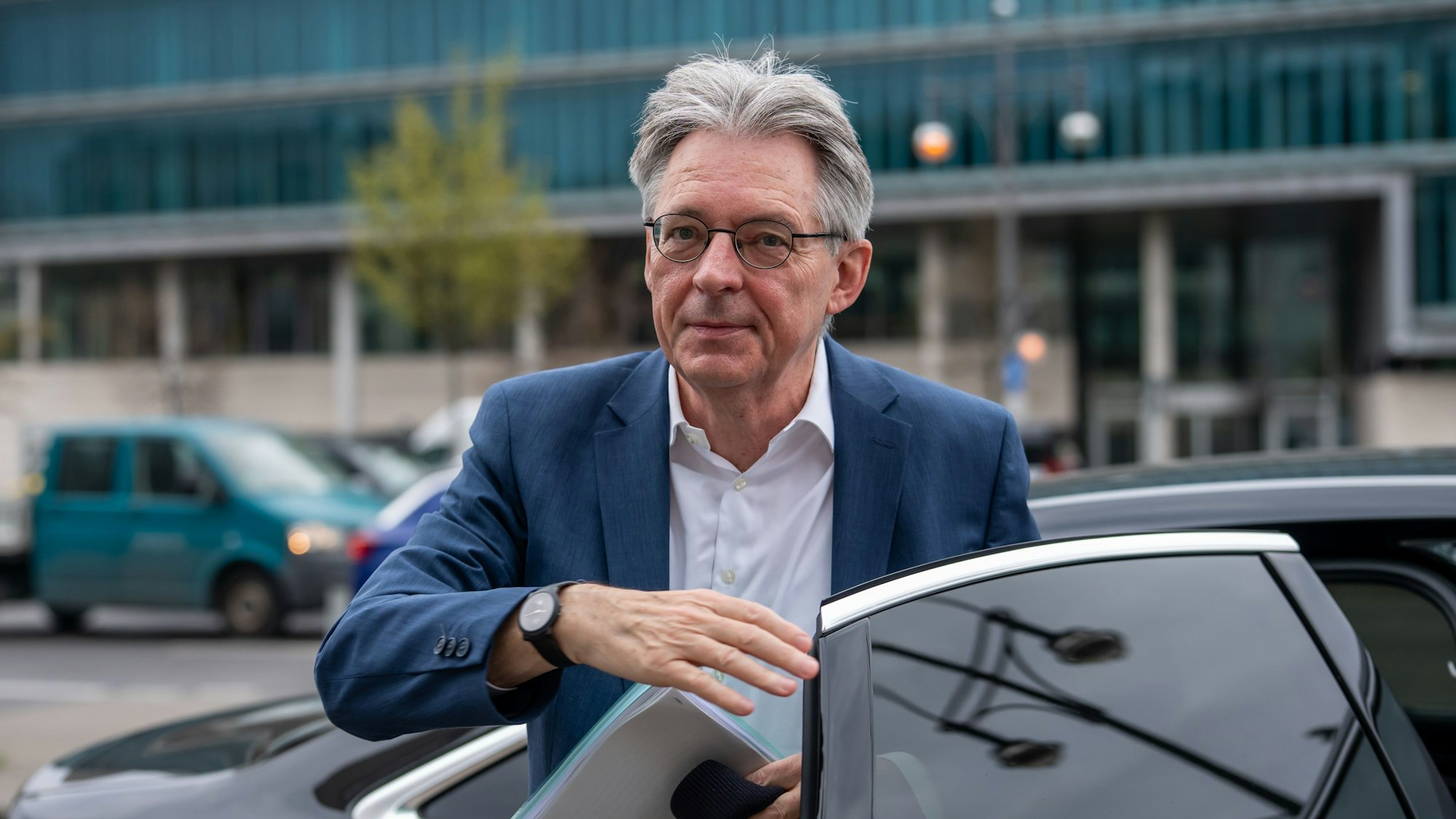 Achim Post (SPD) steigt aus seinem Dienstwagen.