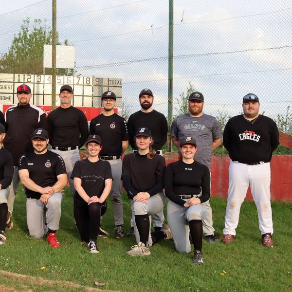 Die Zülpich Eagles stellten sich beim Training zum Mannschaftsfoto auf.