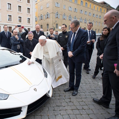 2017 bekam Papst Franziskus einen weißen Lamborghini geschenkt