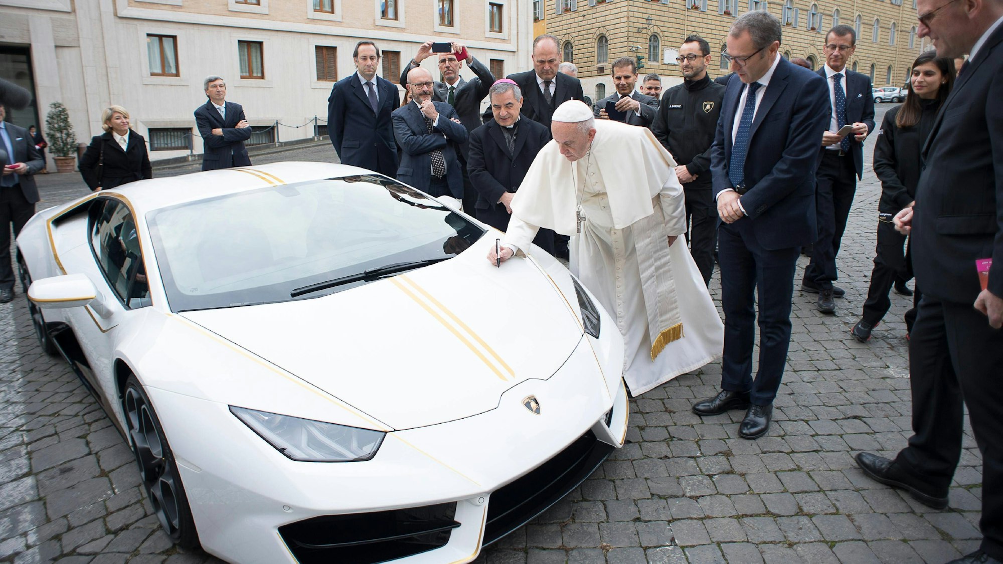 2017 bekam Papst Franziskus einen weißen Lamborghini geschenkt