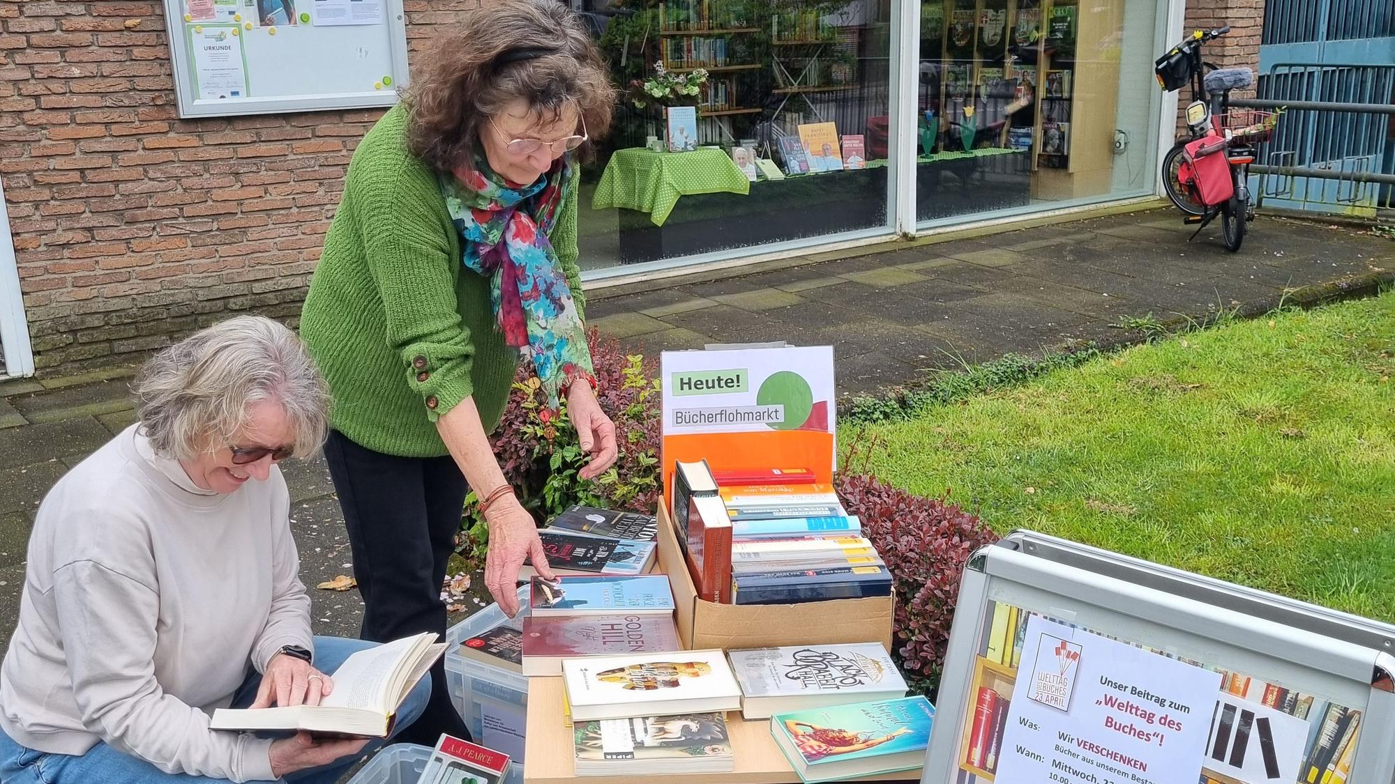 Das Team der katholischen Bücherei in Leichlingen verschenkte Bücher.