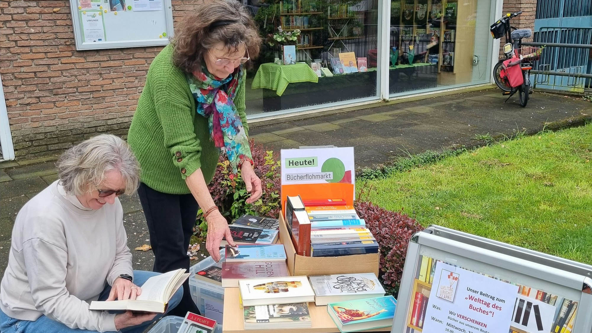 Das Team der katholischen Bücherei in Leichlingen verschenkte Bücher.