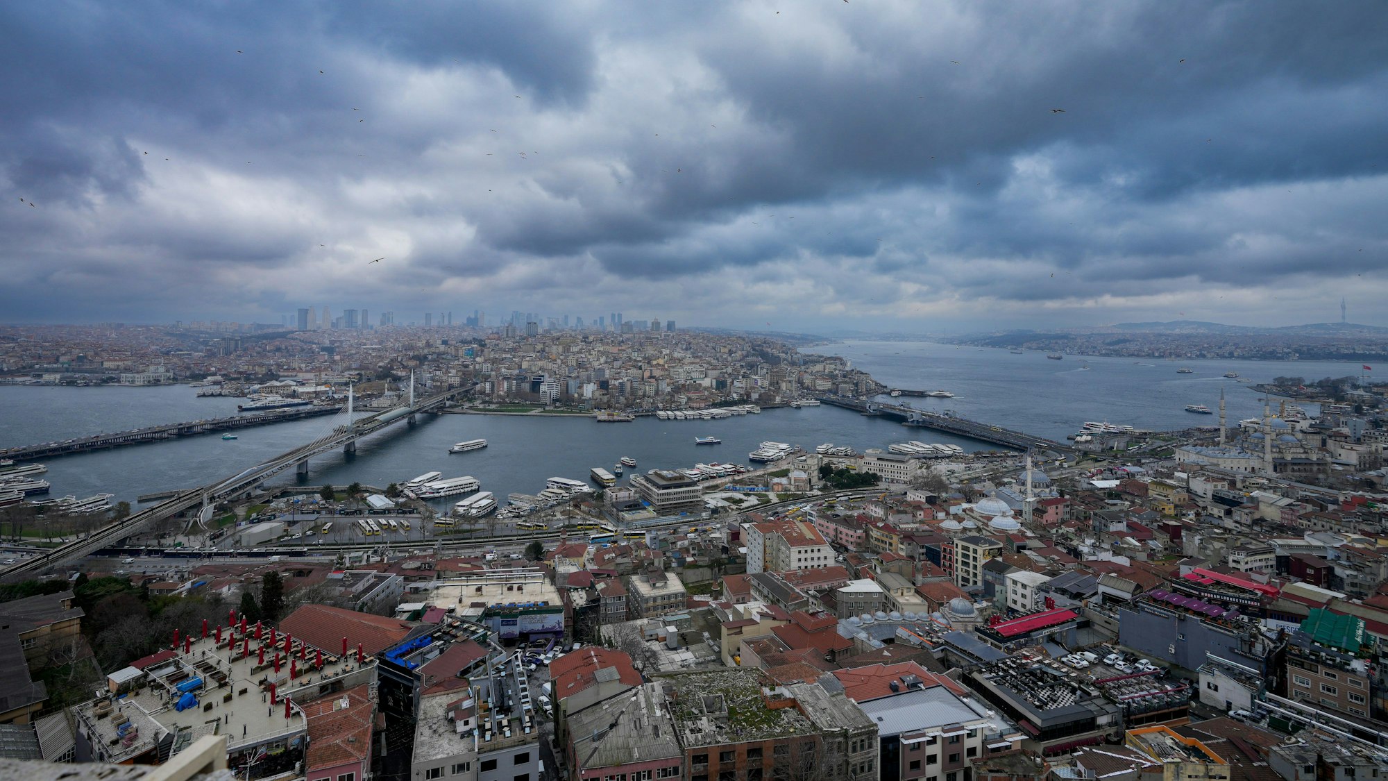 Istanbul: Das Beben ereignete sich um kurz vor 13 Uhr Ortszeit (12 Uhr MESZ) vor dem Küstenort Silivri im Marmara-Meer, wie die Nationale Katastrophenschutzbehörde Afad sowie Innenminister Ali Yerlikaya mitteilten.