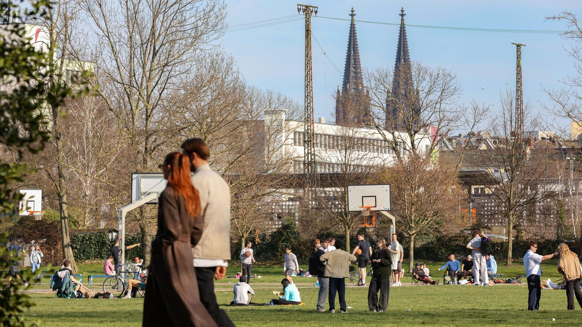 07.03.2025
Köln
Der Frühling zeigt sich
schöner warmer Sonnenschein Anfang März
Reges Treiben auf dem Grüngürtel zwischen Venloer Str. und Vogelsanger Str.
Foto: Martina Goyert