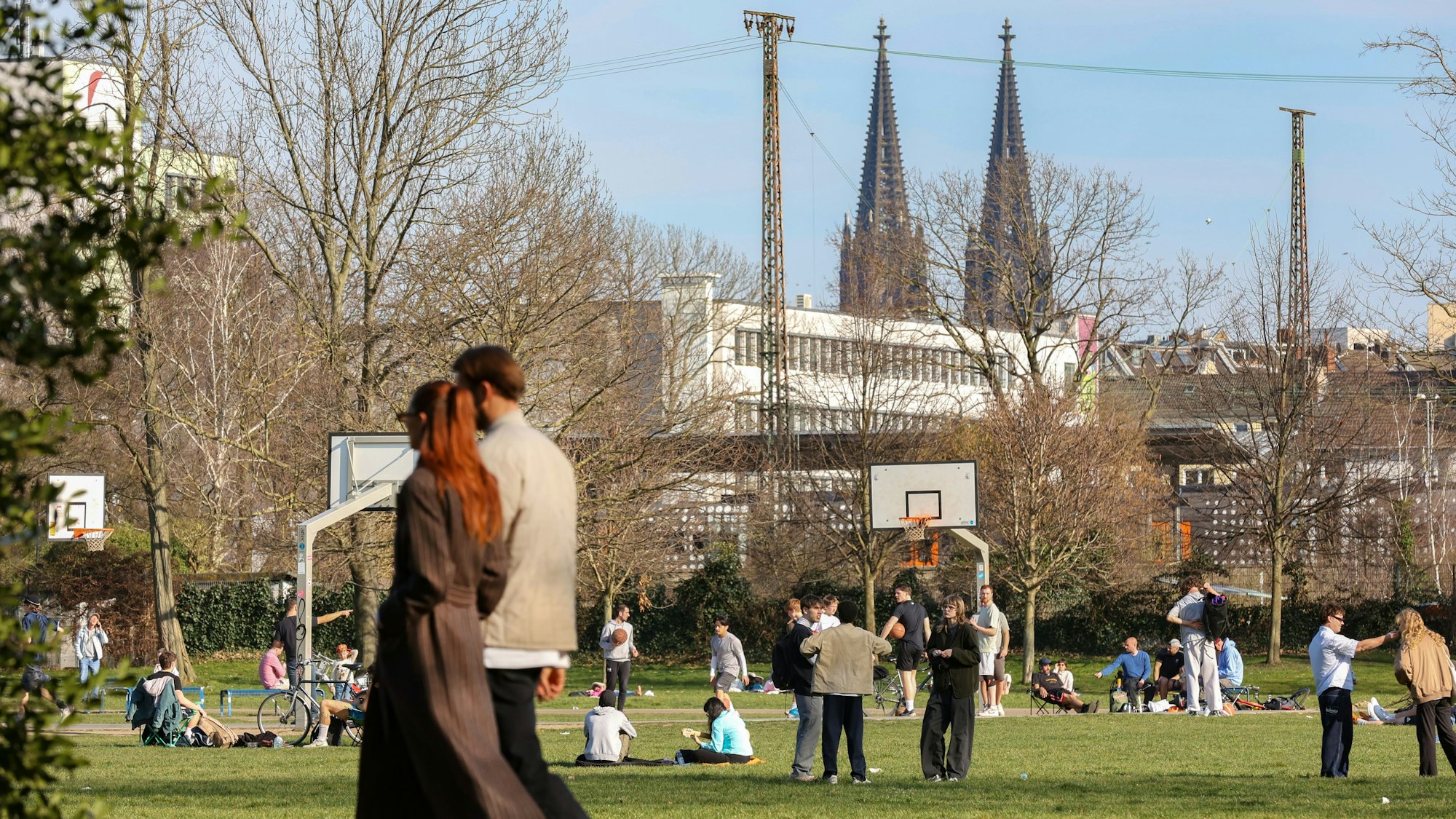 07.03.2025
Köln
Der Frühling zeigt sich
schöner warmer Sonnenschein Anfang März
Reges Treiben auf dem Grüngürtel zwischen Venloer Str. und Vogelsanger Str.
Foto: Martina Goyert