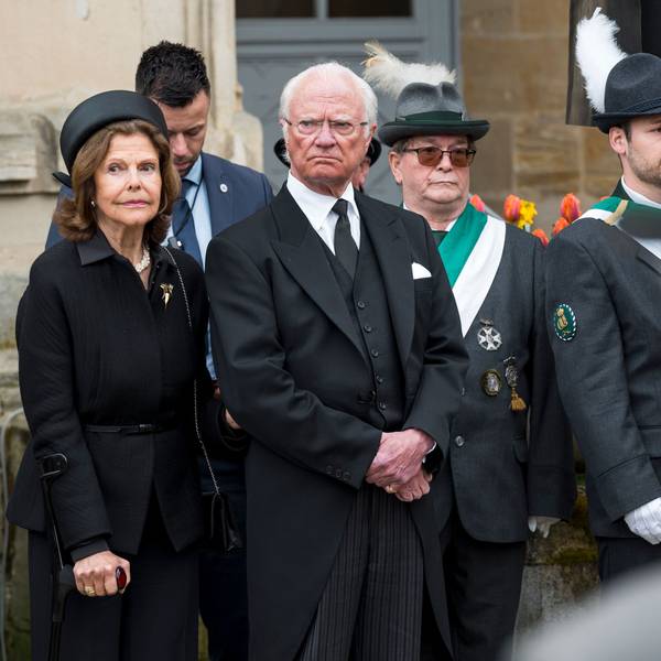 Königin Silvia von Schweden (l) und der Schwedische König Carl XVI. Gustaf (M) stehen während der Trauerfeier für Prinz Andreas von Sachsen-Coburg und Gotha auf dem Schlossplatz.