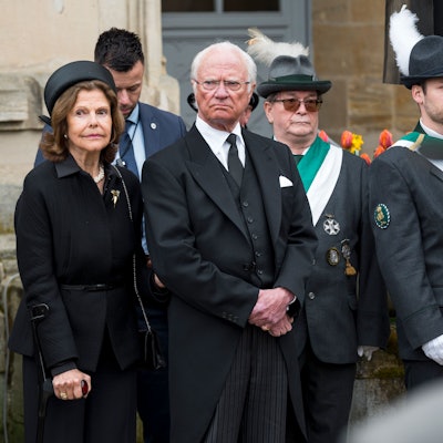 Königin Silvia von Schweden (l) und der Schwedische König Carl XVI. Gustaf (M) stehen während der Trauerfeier für Prinz Andreas von Sachsen-Coburg und Gotha auf dem Schlossplatz.