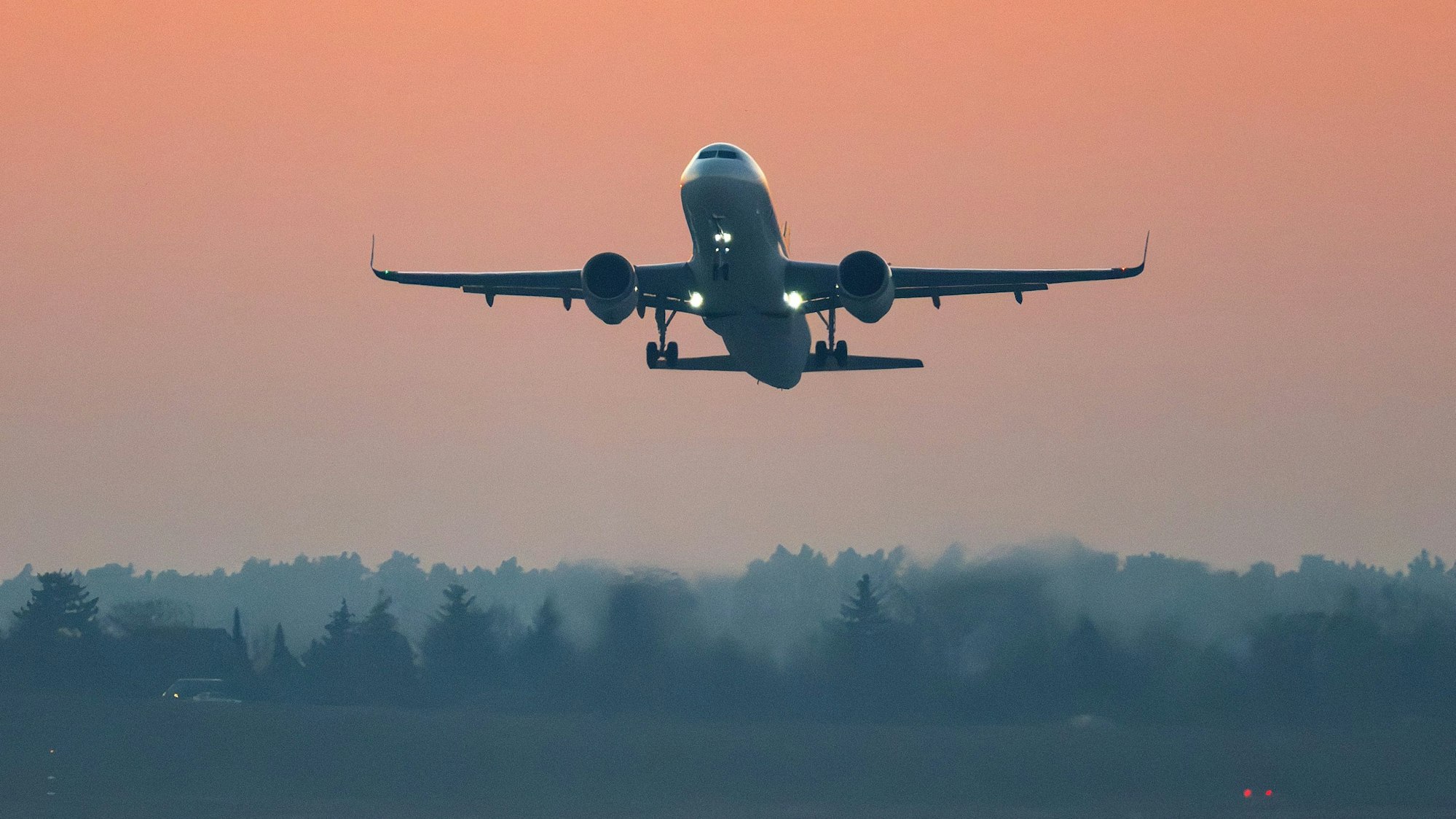 Eine Passagiermaschine startet von der Südbahn des Flughafens Berlin Brandenburg.