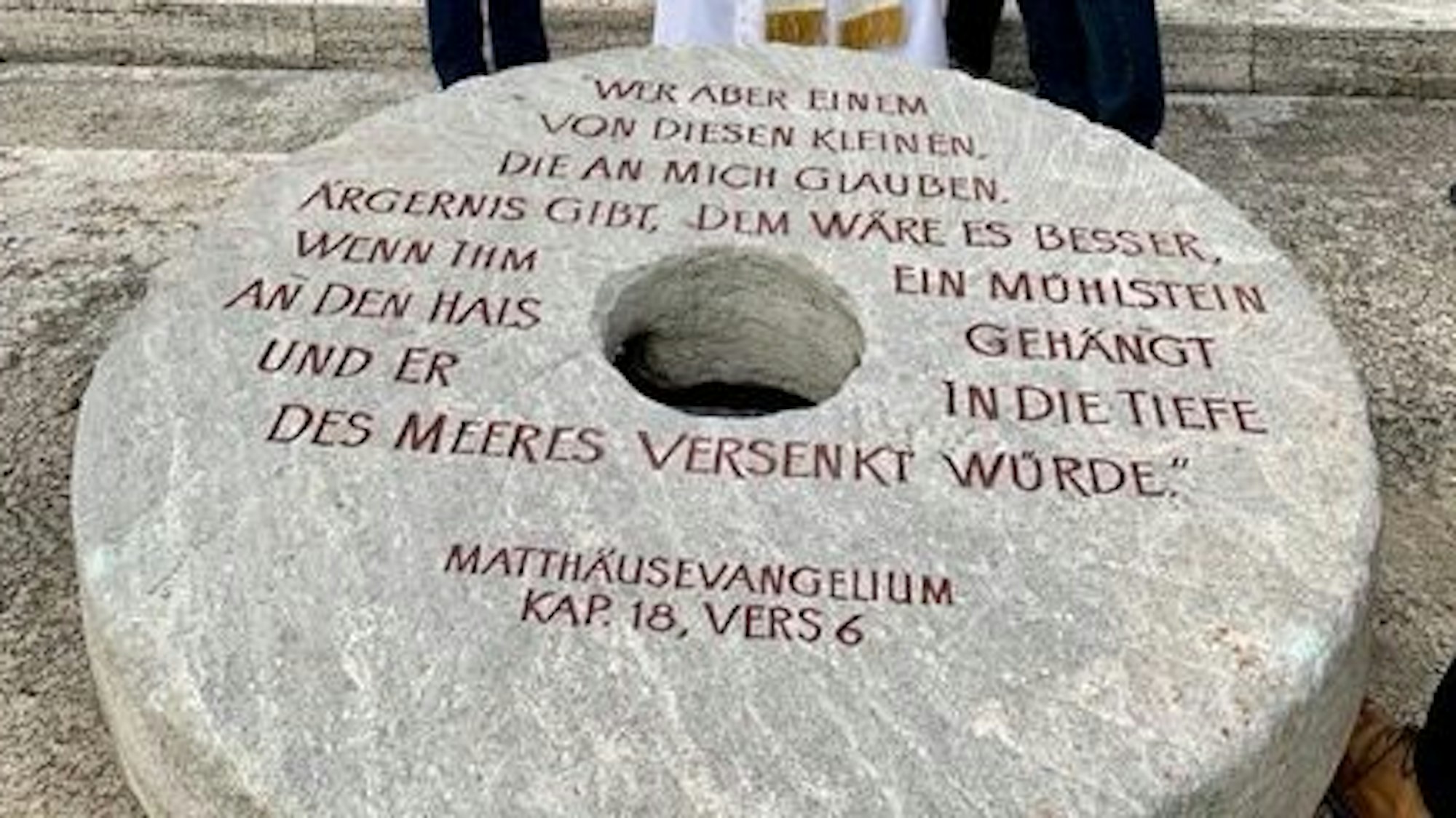 Der Mühlstein ist 1,4 Tonnen schwer und 1,40 Meter groß.