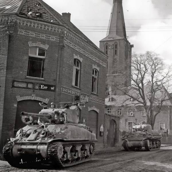 Zu sehen sind zwei amerikanische Panzer in Kerpen auf einem alten Schwarz-Weiß-Foto.