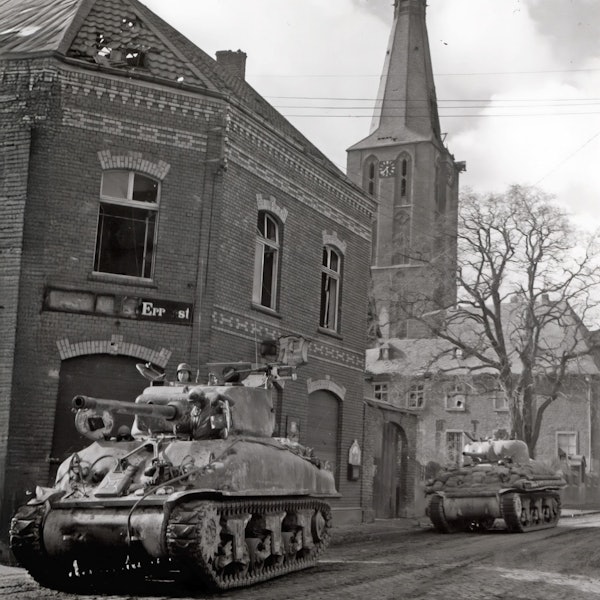 Zu sehen sind zwei amerikanische Panzer in Kerpen auf einem alten Schwarz-Weiß-Foto.