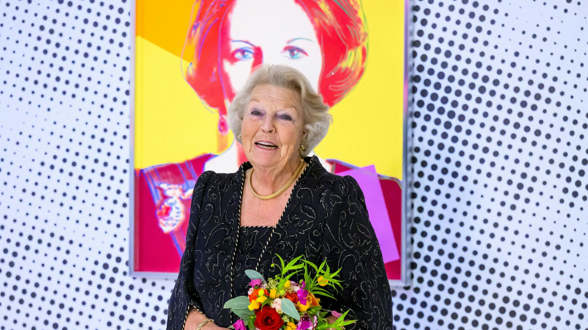 Prinzessin Beatrix, ehemalige Königin der Niederlande, besucht die Ausstellung „Queens by Andy Warhol“.