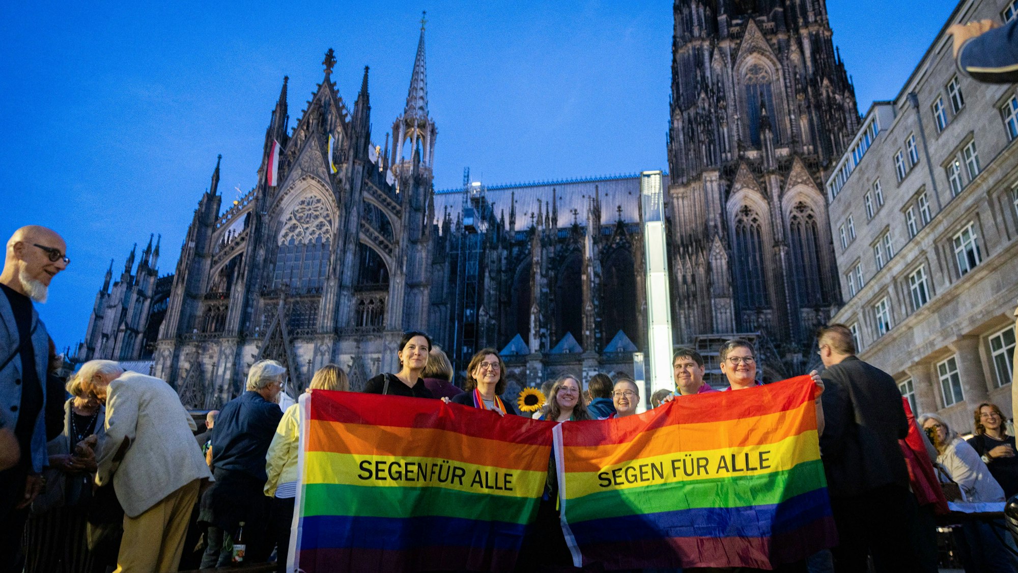 Die Arbeitsgruppe Regenbogenkirche Mettmann reiste zur Segnungsgottesdienst vor dem Kölner Dom an.