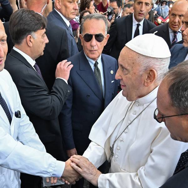 Sergio Alfieri (l.) schüttelt Papst Franziskus die Hand nach einem Krankenhausaufenthalt des Pontifex im Jahr 2023.