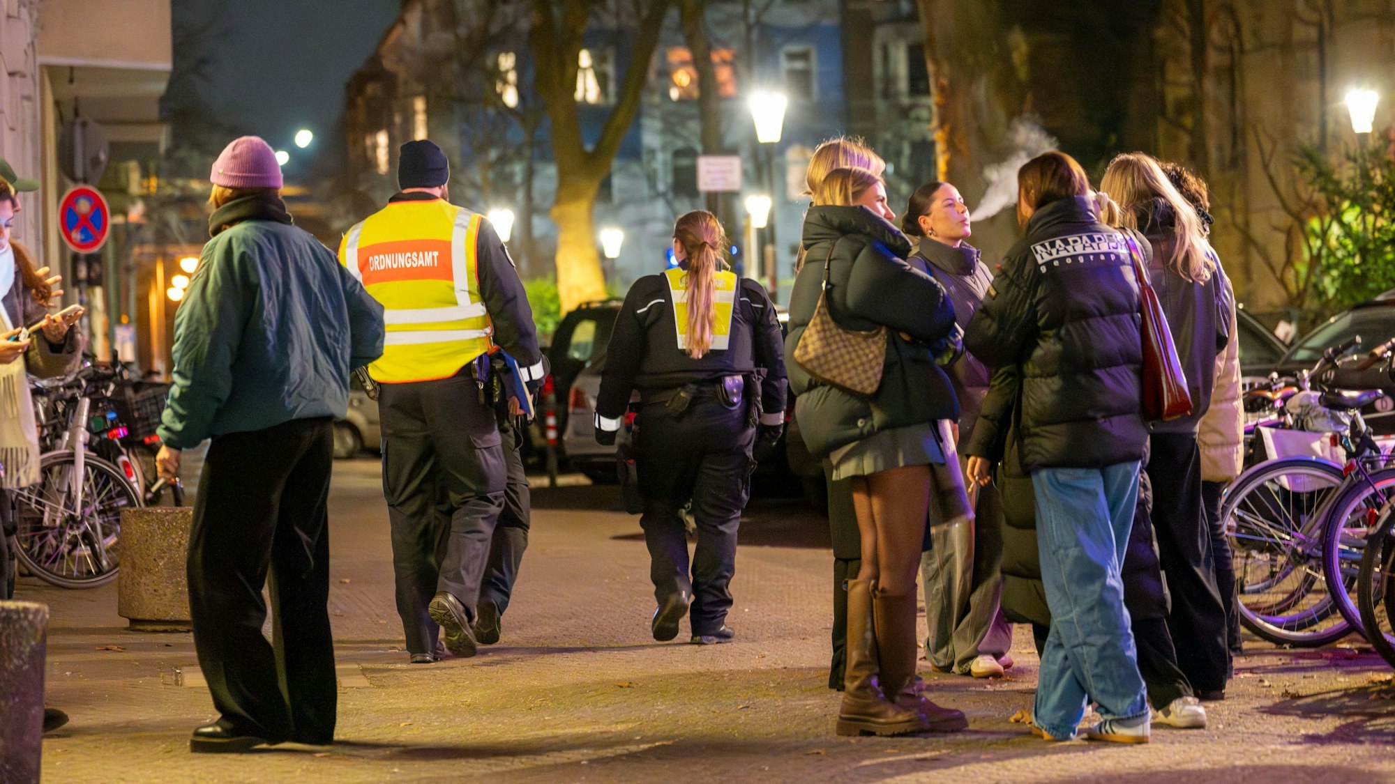 Das Ordnungsamt patrouilliert abends am Brüsseler Platz.