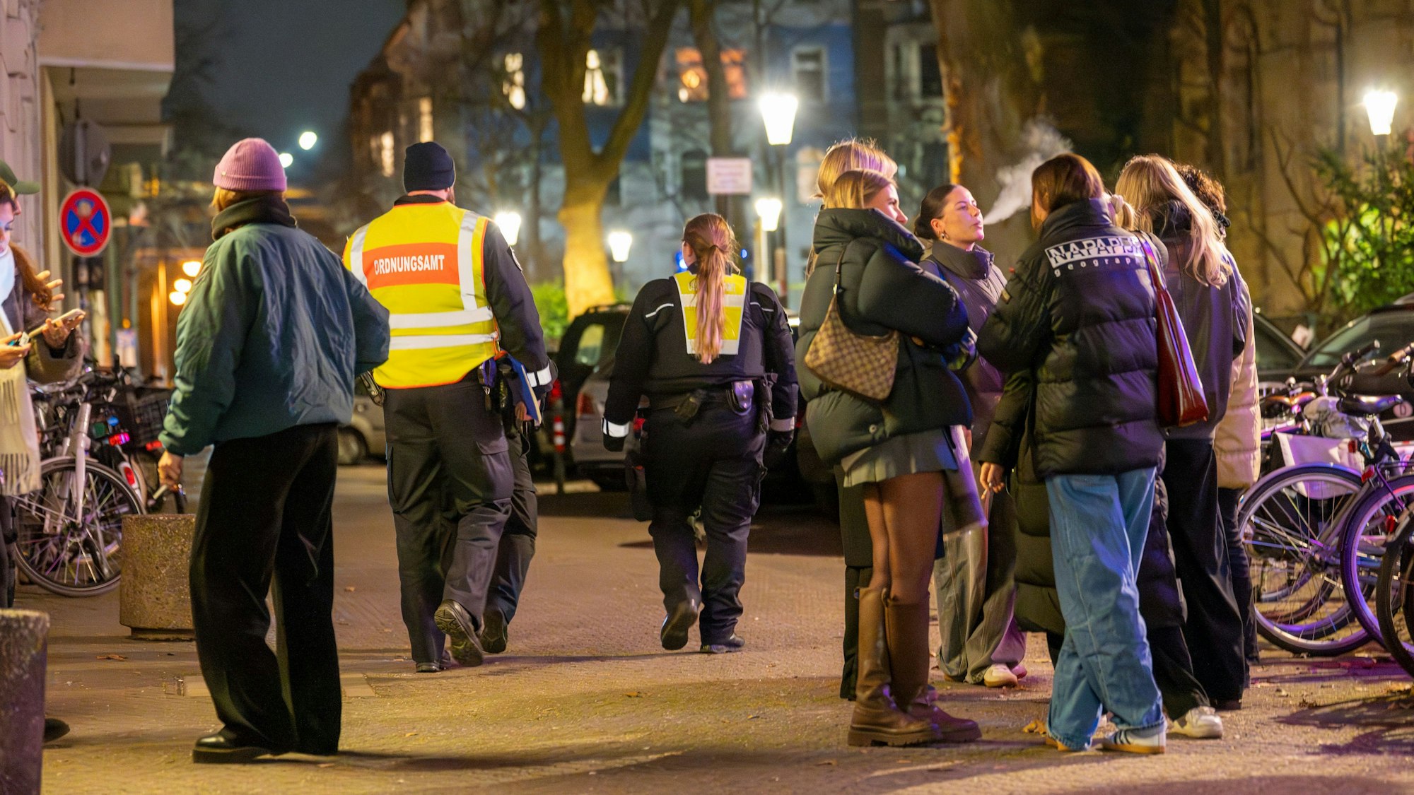 Das Ordnungsamt patrouilliert abends am Brüsseler Platz.