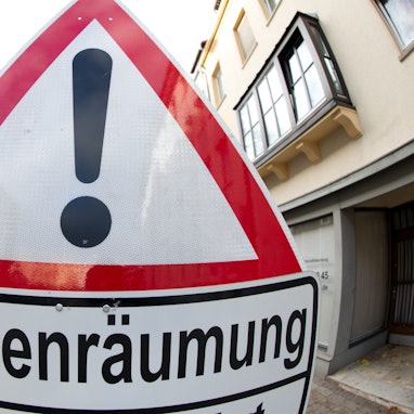 Auf einem Verkehrsschild wird auf eine Bombenräumung hingewiesen.  Wenn Kampfmittel gefunden werden, kommt es meist zu großflächigen Evakuierungen.