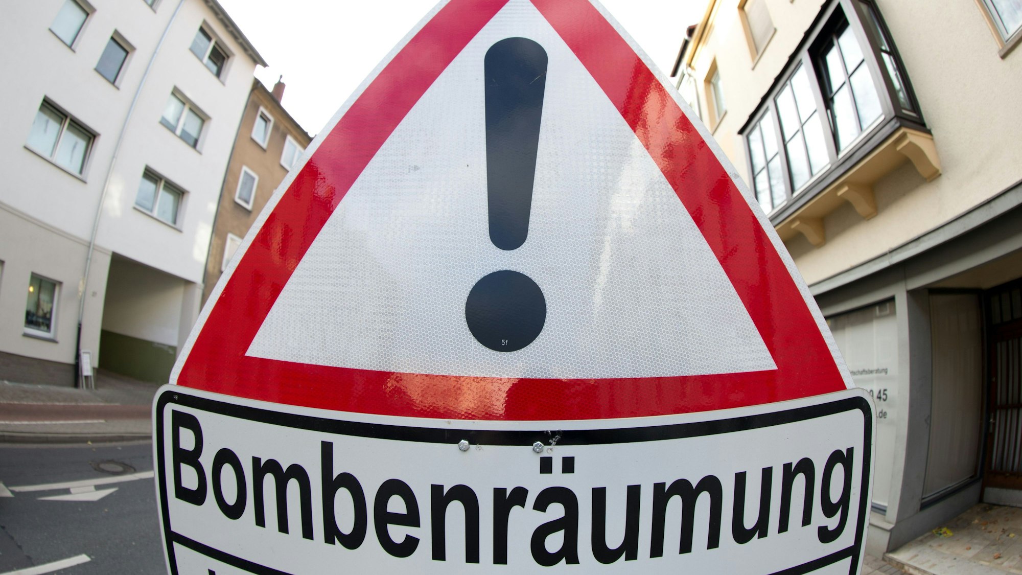 Auf einem Verkehrsschild wird auf eine Bombenräumung hingewiesen. Wenn Kampfmittel gefunden werden, kommt es meist zu großflächigen Evakuierungen.