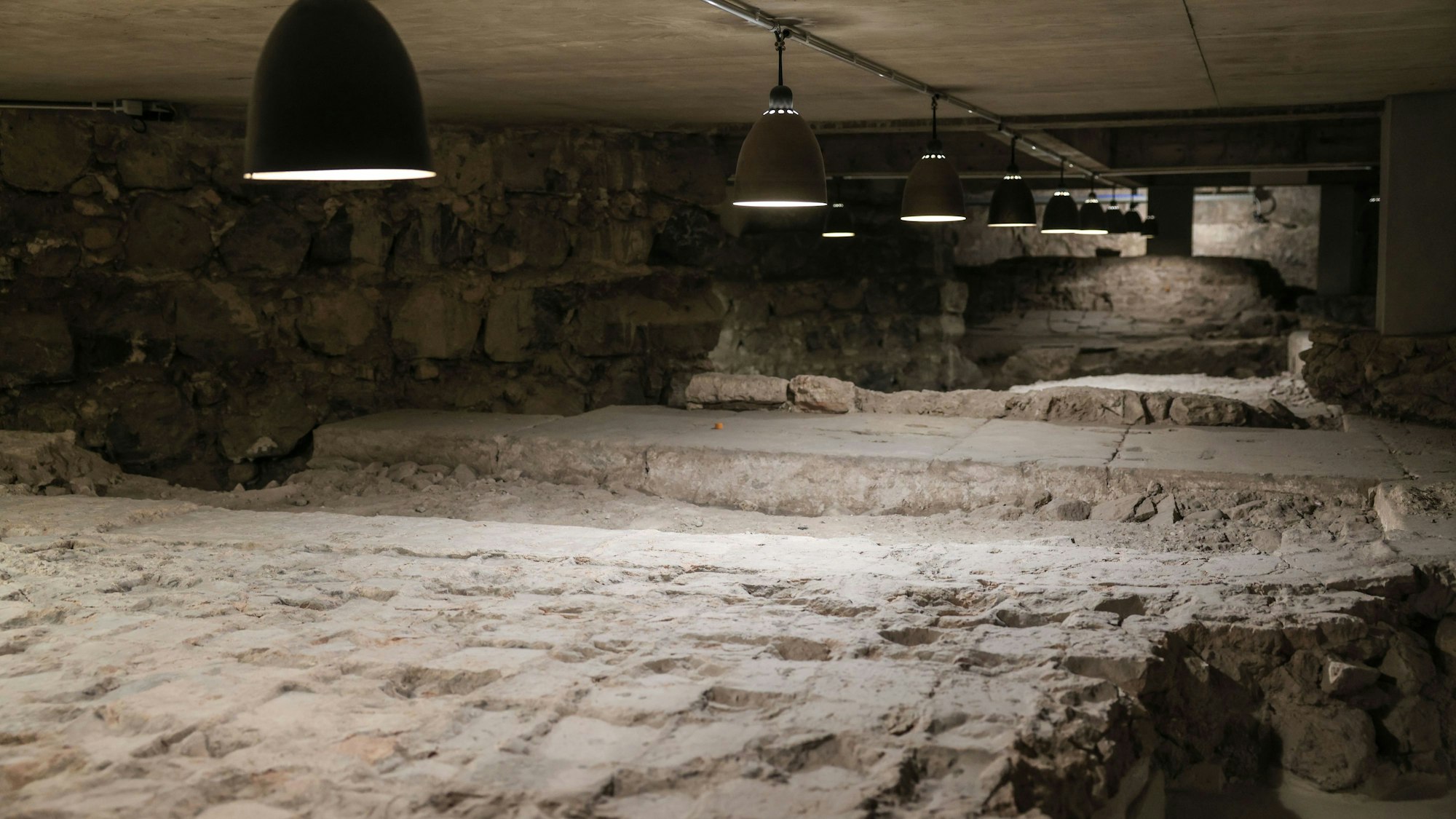 PRODUKTION - 31.03.2025, Nordrhein-Westfalen, Köln: Ein historisches Fundament in der Ausgrabung unter dem Dom zu sehen. (zu dpa: «Gräber, Gold und Gullys - Expedition unter den Kölner Dom») Foto: Oliver Berg/dpa +++ dpa-Bildfunk +++