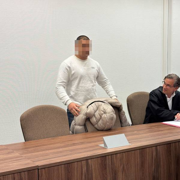 Der Angeklagte mit seinem Verteidiger beim Prozessauftakt im Kölner Landgericht