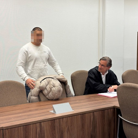 Der Angeklagte mit seinem Verteidiger beim Prozessauftakt im Kölner Landgericht