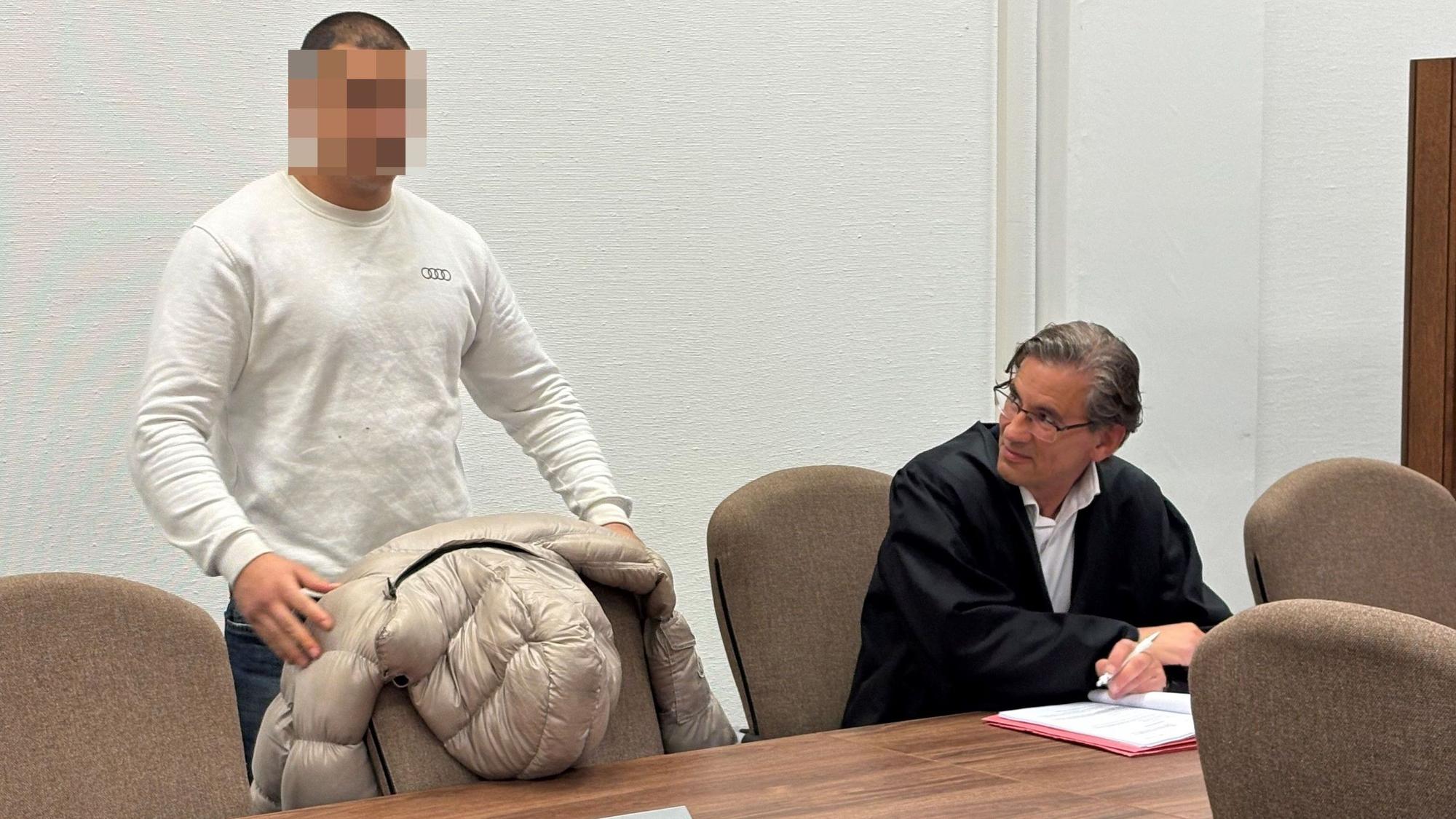 Der Angeklagte mit seinem Verteidiger beim Prozessauftakt im Kölner Landgericht