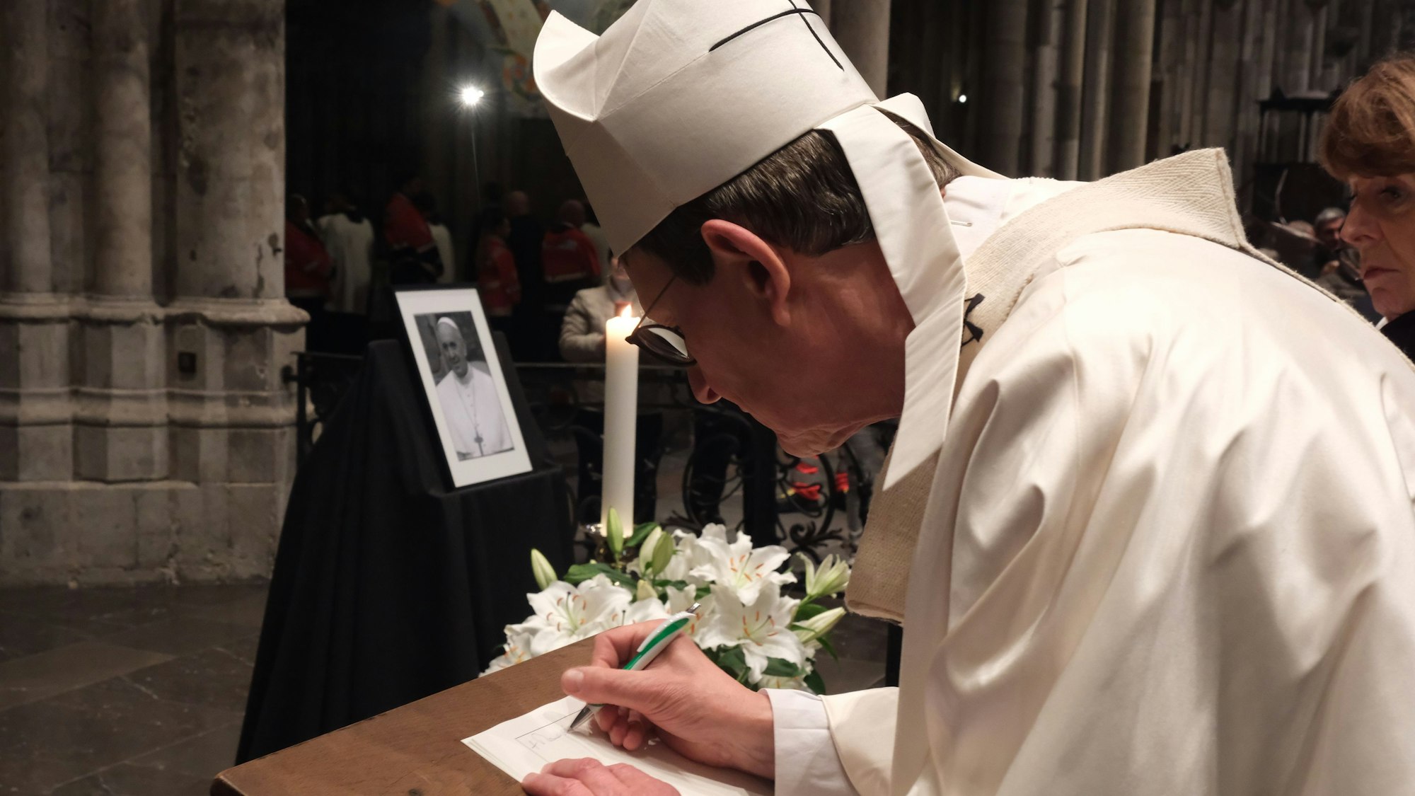 23.04.25 im Kölner Dom mit Kardinal Woelki, Eintragung ins Kondolenzbuch