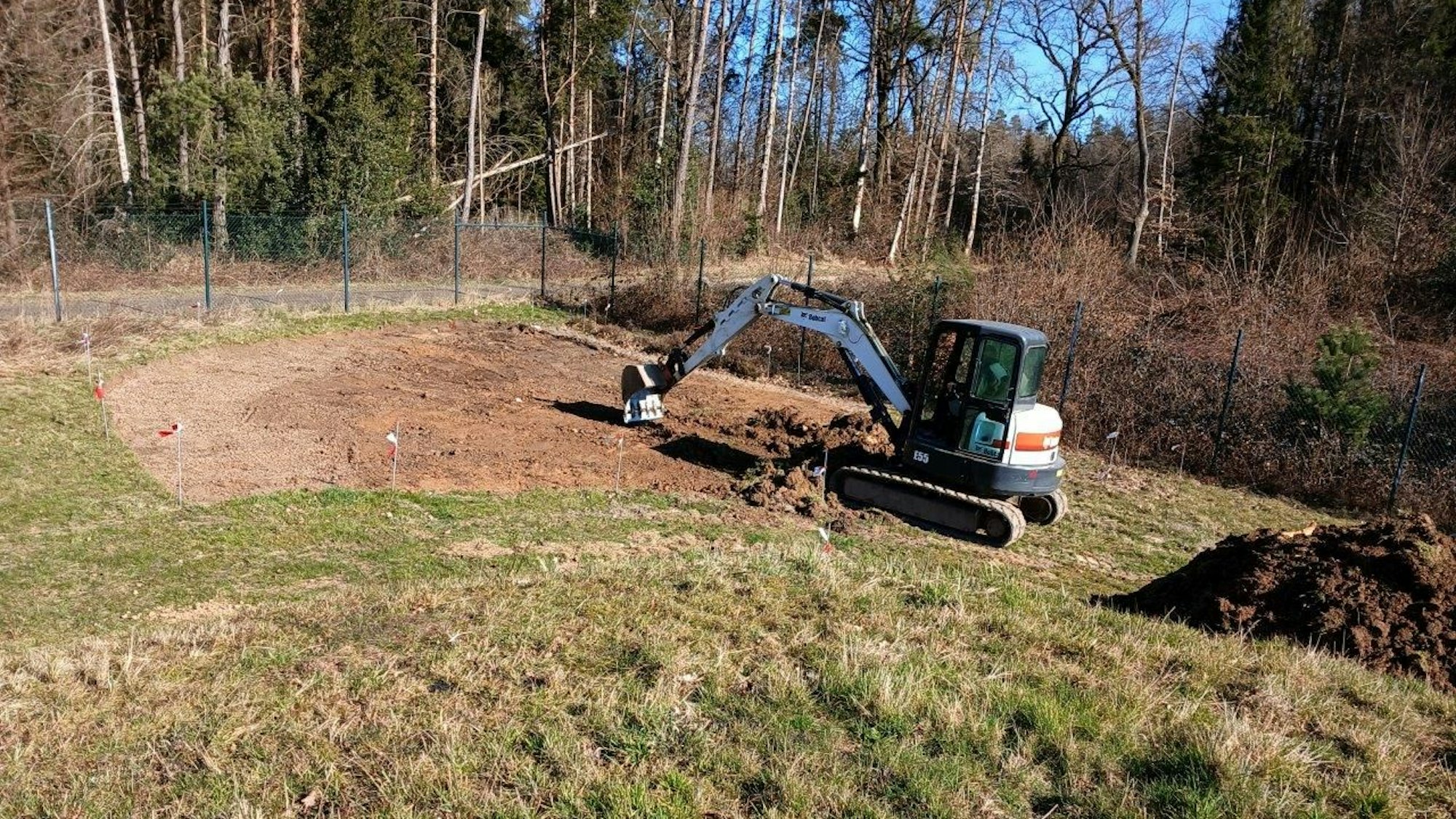 Bei Obersaurenbach in der Gemeinde Ruppichteroth wurde auf dem Grundstück der GWR ein Bagger zum Abplaggen der Grassode vor dem Einsäen mit Heidekraut eingesetzt, weil Handarbeit zu mühselig war.