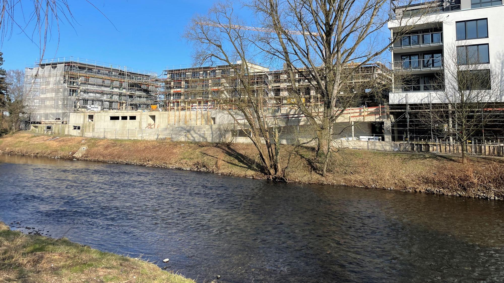 Unter anderem am Wupperufer wird in Leichlingen gebaut. (Archivfoto)
