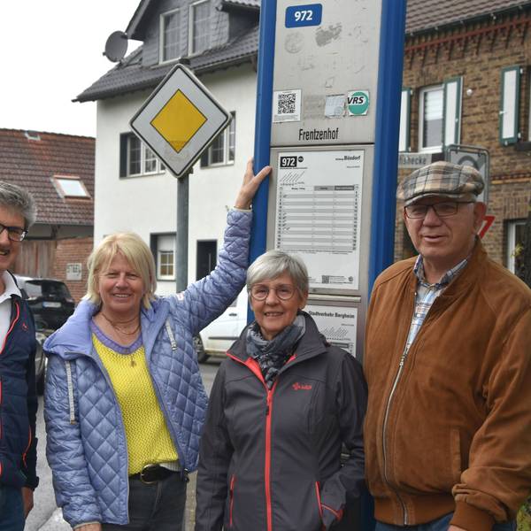 Zu sehen sind die Lokalpolitiker Helmut Paul, Elisabeth Hülsewig, Anne Keller und Georg Linzbach.