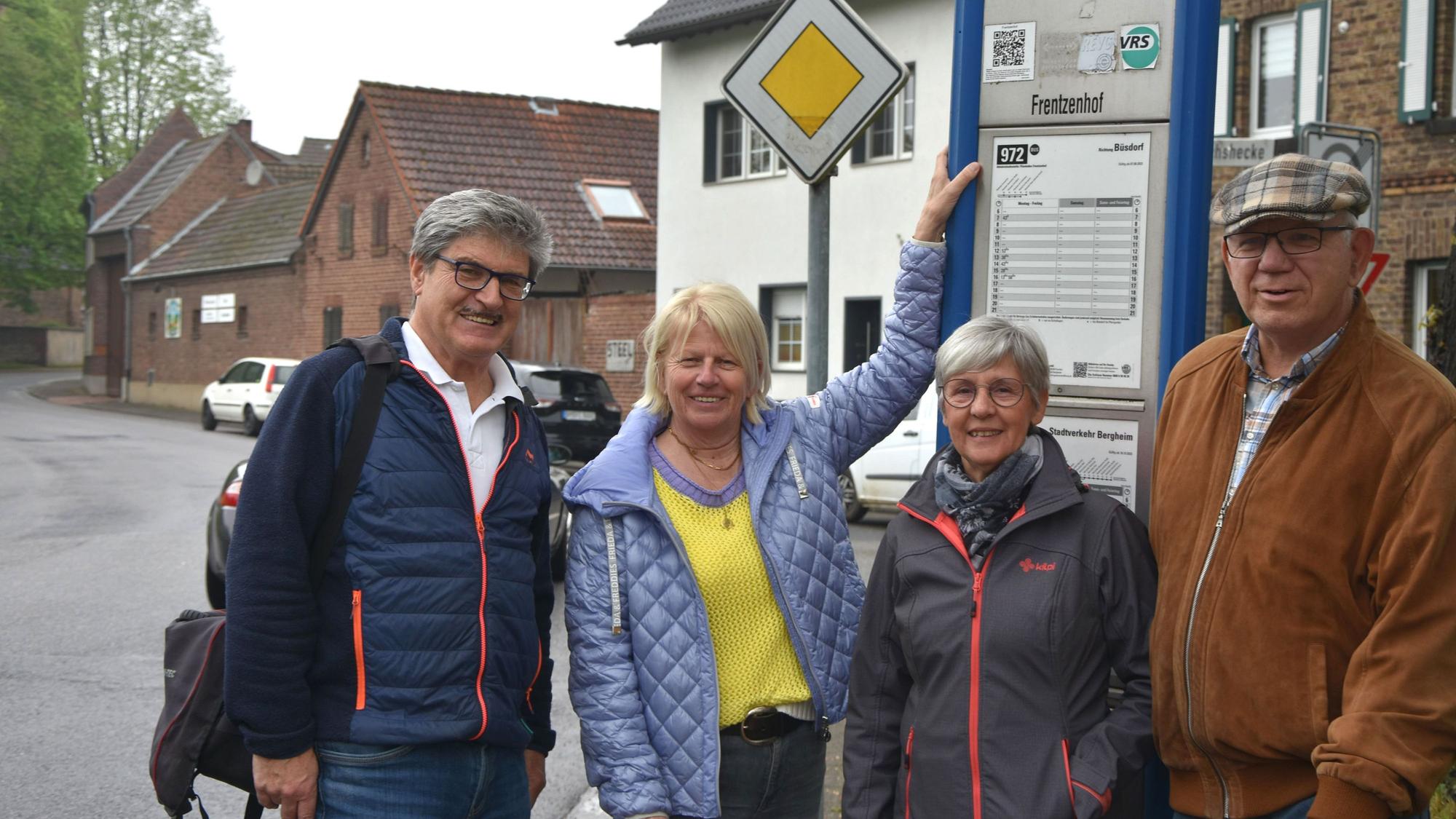 Zu sehen sind die Lokalpolitiker Helmut Paul, Elisabeth Hülsewig, Anne Keller und Georg Linzbach.