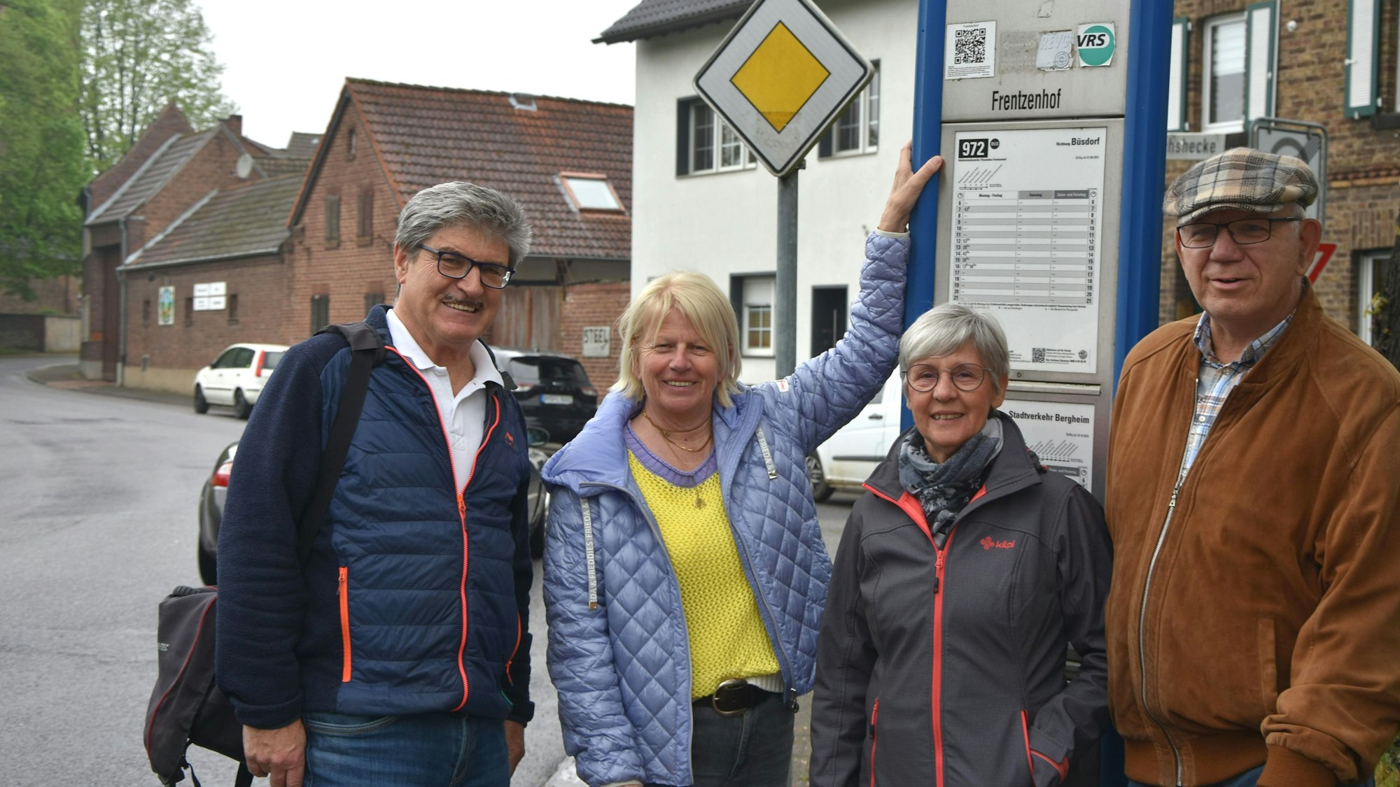 Zu sehen sind die Lokalpolitiker Helmut Paul, Elisabeth Hülsewig, Anne Keller und Georg Linzbach.