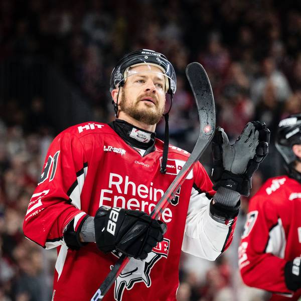 ARCHIV - 19.04.2025, Nordrhein-Westfalen, Köln: Eishockey: DEL, Kölner Haie - Eisbären Berlin, Meisterschaftsrunde, Finale, 2. Spieltag, Lanxess Arena. Kölns Moritz Müller bedankt sich nach der Partie bei den Fans. (zu dpa: «DEB-Kapitän Müller vor sechster Final-Niederlage») Foto: Marius Becker/dpa +++ dpa-Bildfunk +++